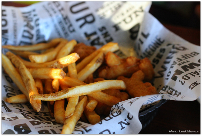 Survival Tips: Dining out with kids #BuffaloWingsAndRings #ad #cbias