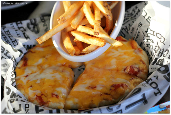Survival Tips: Dining out with kids #BuffaloWingsAndRings #ad #cbias