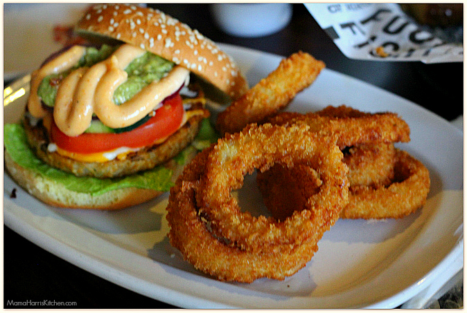 Survival Tips: Dining out with kids #BuffaloWingsAndRings #ad #cbias