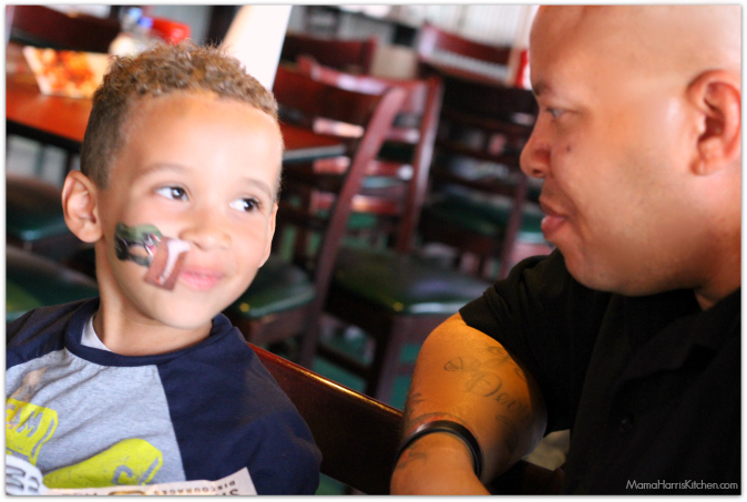 Survival Tips: Dining out with kids #BuffaloWingsAndRings #ad #cbias