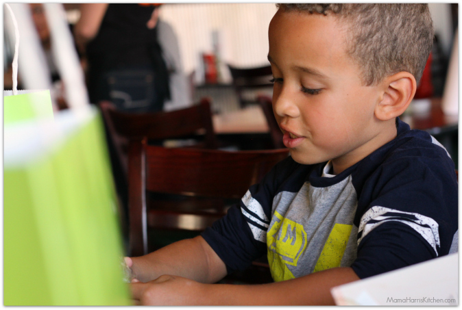Survival Tips: Dining out with kids #BuffaloWingsAndRings #ad #cbias
